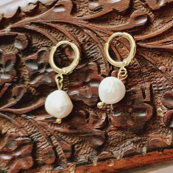 Baroque Pearl Huggie Hoop Earrings Gold Tone Drop Dangle Wedding Jewelry - Picture 3 of 8